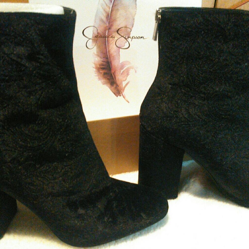 Pretty flower embossed boots
